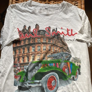 T-shirt - Jättegammal Paul Smith t-shirt som jag hittade i garderoben. Väldigt snyggt tryck.  Tröjan är för liten för mig så därmed säljs den. Kragen är inte utsliten och tröjan är i bra skick, speciellt trycket. Tröjan ska vara L men sitter mer som S/XS🤷🏻‍♂️