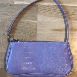 Handväska - Säljer nu denna jättefina lila handväska