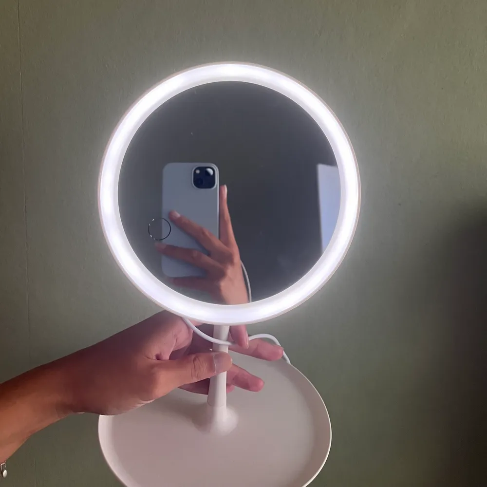 Sminkspegel med touch- för att sätta på en lampa med vitt ljus (sminkljus). Laddbar så att den inte behöver vara inkopplad hela tiden! Skickar eller möts upp i Stockholm🧡. Övrigt.