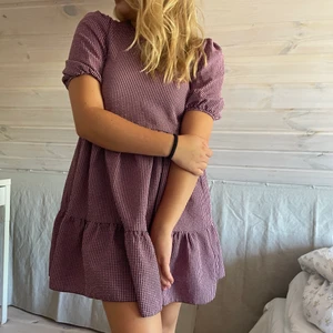 babydoll klänning - supersöt babydollklänning från newlook. använd fåtal gånger, bra skick! storlek 34, frakt tillkommer💕