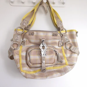 George gina & lucy väska - Ovanlig väska från george gina & lucy🌟 Kommer med länge axelrem. Väldigt bra skick, finns bara några små tecken på användning om man kollar nära, men det är inte märkbart från avstånd. Frakt tillkommer🍓