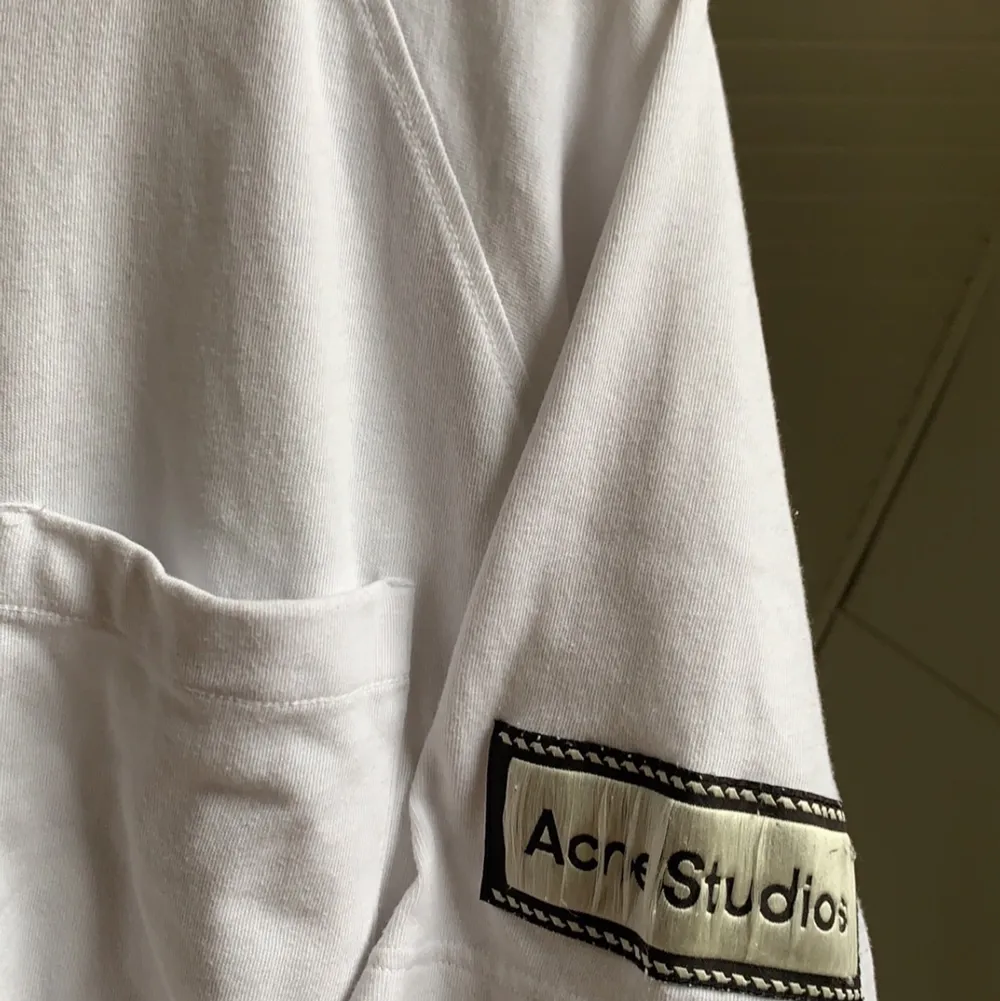 NYPRIS 1499:- Acne Studios T-shirt. Storlek XL, men funkar som oversize till de som vanligtvis har storlek L. . T-shirts.