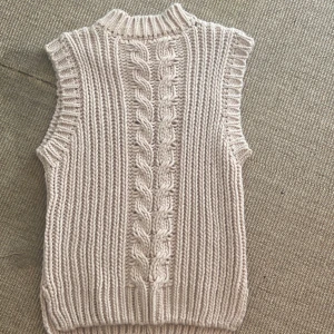 Stickad väst - Jätte fin helt oanvänd stickad väst från Valerie, nypris ca 1500kr