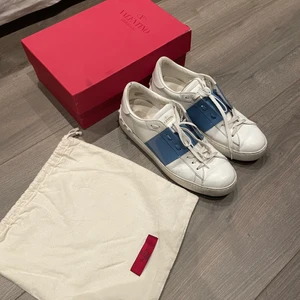 Valentino garavani open sneaker  - Valentino open sneaker  Super snygga men för stora för mig!  Vill helst byta mot ett par andra (spelar ej roll vilken färg) i storleken 39! Men kan tänka mig sälja också💕💕 Storlek 41 men passar 40😊