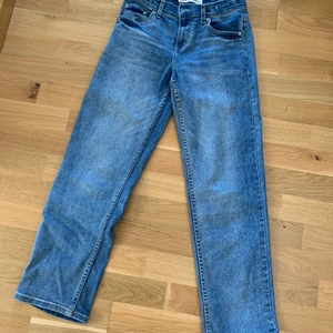 Levis jeans loose taper  - Jeansen är i bra skick och passar en ungdom som är 155-160 lång. 