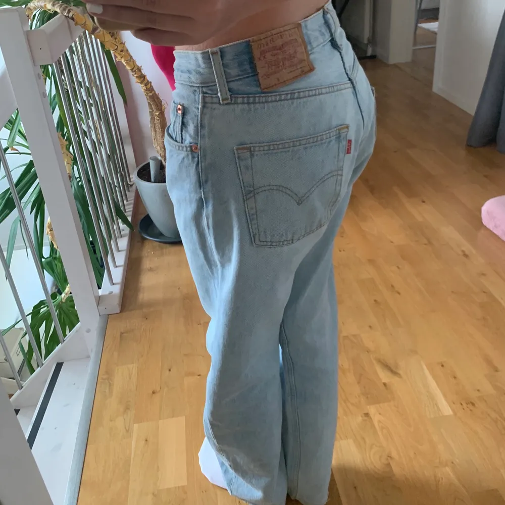 supersnygga ljusblå levi’s jeans, midjemått 80cm. Det sitter ganska löst på mig och jag är 168 cm lång och har storlek S. . Jeans & Byxor.