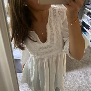 vit blus - snygg vit blus som jag tidigare köpt från en second hand 💓väldigt fin till båda sommaren och hösten !! dock har den ett litet hål på baksidan, men som inte är så synligt och går att sy !!