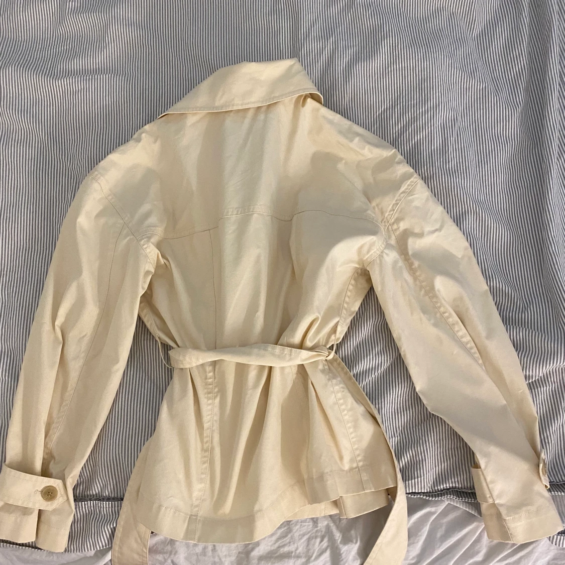 Beige trenchcoat från & other stories - 90