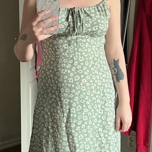 Grönblommig klänning - Det här är en grönblommig klänning från Shein som jag säljer pga jag aldrig använt den.