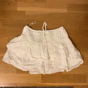 Söt kjol med volanger och med shorts under! Fina broderade detaljer. Knappt använd, nästan ny! 