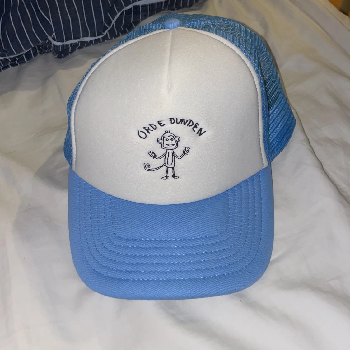 Ord e bunden keps Eliott Malhotra Merch