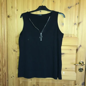 Tufft svart linne i stl L - Nyskick  Frakt ingår