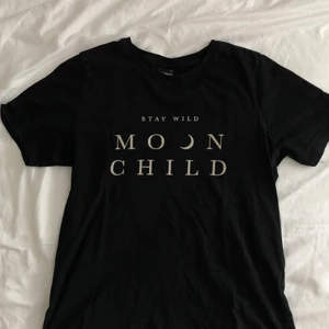 Svart T-shirt med text  - Svart T-shirt från Gina tricot. Bra skick 