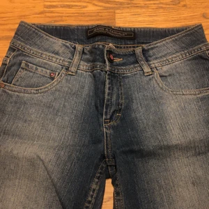 Lowwaist jeans bootcut - JÄTTE Fina Lowwaist jeans som är andvända ca 5 ggr. Köpta på röda korset och har jätte fina detaljer på knappen och bakfickorna😍 