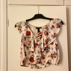 Forever21 blus  - Blommig blus från forever21 i storlek M 