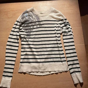 Zadig tröja - Intressekoll på min fina zadigtröja 100% kashmir. Superfint skick då jag endast använt den 1-2 gånger. Nypris runt 3000kr. Jag är 173💗 skriv för fler bilder 