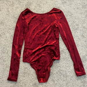 Body från Gina Tricot  - Snygg body som är öppen i hela ryggen. Använt endast en gång, och nu har den blivit för liten.  Köparen står för frakten.