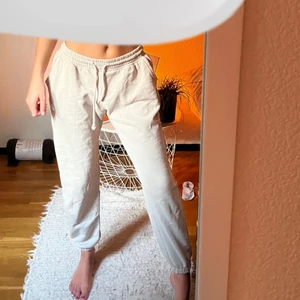 Beiga mjukisbyxor - Från HM, lite lite mörkare än på bilden. Är 171 för referens. Pris går att diskutera och köparen står för frakten!