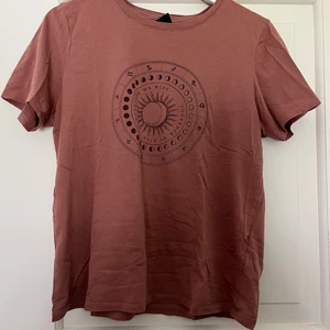 Rosa t-shirt med tryck storlek M - Superskön t-shirt med tryck. Passar perfekt de dagarna man inte vet vad man ska ha på sig. Använd fåtal gånger 