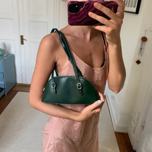 Väska - Mörgrön väska i TOPPskick. Känns helt ny. Använd fåtal ggr av mig