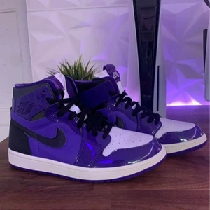 Air Jordan High purple - Helt oanvända skor. Säljes då jah fick de i present och de inte passade mig. Pris kan diskuteras vid snabb affär.