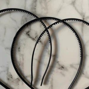 Svarta diadem  - Svarta diadem från primark köpt i fler pack, köp alla 3 för 5kr+ frakt annars 2kr st