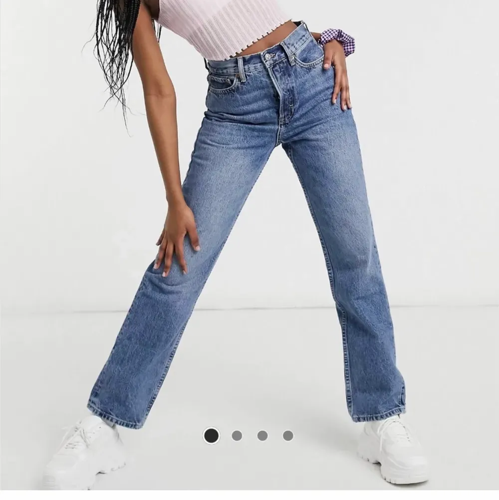 ASOS. Storlek W28L32, Bra kvalite. Kostar 509kr nya, säljer för 100kr. Fin passform. (Köparen står för frakt)💘. Jeans & Byxor.