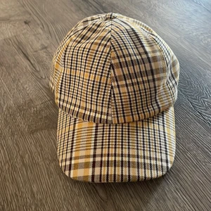 Rutig keps👍 - En gul och rutig keps från h&m👍 bra skick.