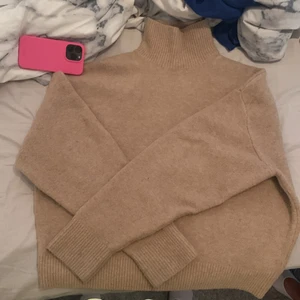 Stickad - Säljer min stickade biege tröja från zara då den inte används längre 💞 storlek m