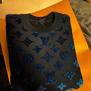 Louis Vuitton Gradient Sweater - Storlek Medium, 9/10 skick använd 2 gånger. Från 2022.