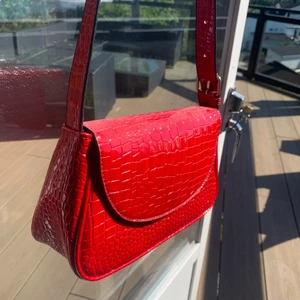 Väska - Säljer denna väska i jättefin röd färg. Har jutserbara band👍 Är i nyskick, aldrig använd. Hör av dig för övriga frågor❣️