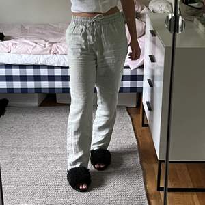 Gråa linne byxor från HM i stl XS, passar även stl S. Använda ett få antal gånger.✨