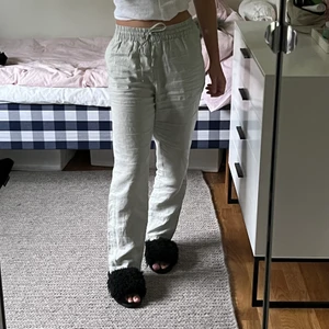 Linne byxor grå stl XS - Gråa linne byxor från HM i stl XS, passar även stl S. Använda ett få antal gånger.✨