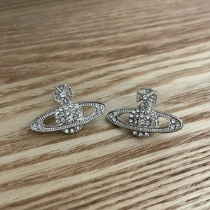 Vivienne westwood  - Säljer Ett par fejk/liknande vivienne westwood örhängen för jag inte använder dom<3 klicka inte på köp nu 