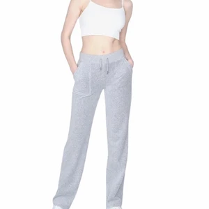 Gråa juciy byxor storlek xs - Hej!!💕💕Jag tänkte bara kolla om någon är intresserad av att byta juciy färg till helst mörkblåa, blåa , svarta eller rosa, kanske någon annan färg, skriv vilken ni har helst i storlek xs, men xxs eller s funkar oxå 💗 Jag har iaf grå i storlek xs💗💗 