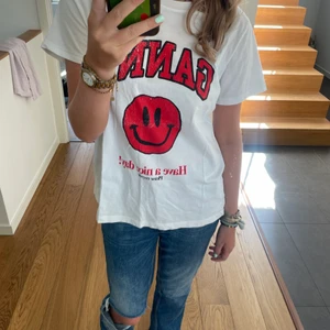 Ganni t shirt - Säljer min ganni T-shirt. Köpare står för frakt men kan även mötas. Nypris ca 800kr och har knappt haft i ett år och intr användt så mycket. DITEKTPRIS: 650kr