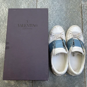 Valentino skor  - Valentino skor i storlek 43, använda men fortfarande i fint skick 