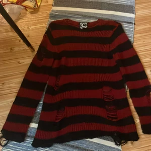 Alt tröja - BETALA MED SWISH BARA. En tröja som jag köpt på bluefox för typ ett halvår sen för 600kr som använts fåtal gånger och säljer pga inte min stil längre:) frakten får köparen stå för och frakten stämmer nedan:) 