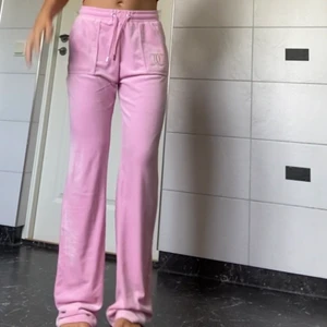 Rosa juicy - Säljer mina juicy då jag inte använder de, använda 1 gång, de är lite smutsiga längst ner men det går bort i tvätten. Det är barnmodell därav priset, de är jättesköna men de e inte min stil  