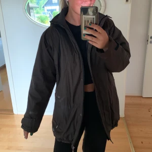 Skidjacka  - Brun, lite längre skidjacka som är varm och väldigt snygg. Använd endast 2 ggr! Luvan går bra över hjälmen och jackan sträcker sig över rumpan. Jag är vanligtvis en S/M och den sitter bra på mig. 