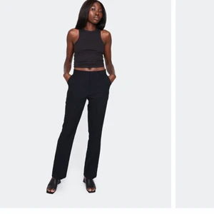 Kostymbyxor  - Säljer dessa från bik bok aldrig använda i storlek 38. Kostar 399kr nya. Köp dom här byxorna och jeansen för 500kr