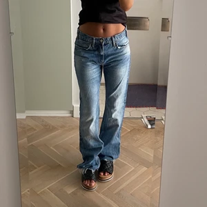 Zara Jeans - Så snygga jeans från Zara 💘💘 Ända defekten är att det verkar ha blivit ett tillverkningsfel då tyget är mörkare på ett ställe så det ser ut som en fläck (se på bild 3)