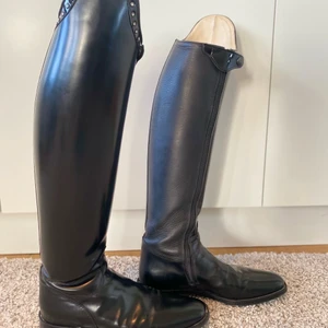 Svarta Cavallo Dresyrstövlar  - Ett par extremt fina dressyr stövlar med ett nypris på 10 000kr använda några få gånger, specialt skräddar sydda. För mer information kontakta