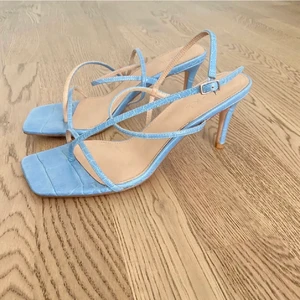 Ljusblå klackskor - Ett par klackskor från nakd. Köptes här på plick, hann aldrig använda då dem var förstora för mig. 