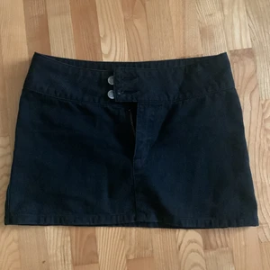 Svart lågmidjad minikjol - Snygg lågmidjad svart minikjol storlek xs:))y2k vibbar