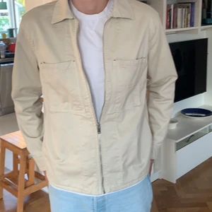 Snygg beige overshirt  - En snygg overshirt från weekday Original pris: 500kr Säljes för: 200kr