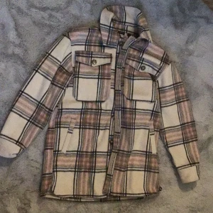 Namn it Storlek 146 -  En jacka som är varm och inte stickig alla fickor funkar det är inte pinad använd fem gånger 