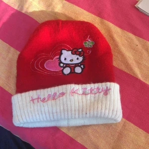 Hello Kitty mössa - Söt hello Kitty mössa i bra skick! Använd fåtal gånger köpt hör på plick priset kan diskuteras 