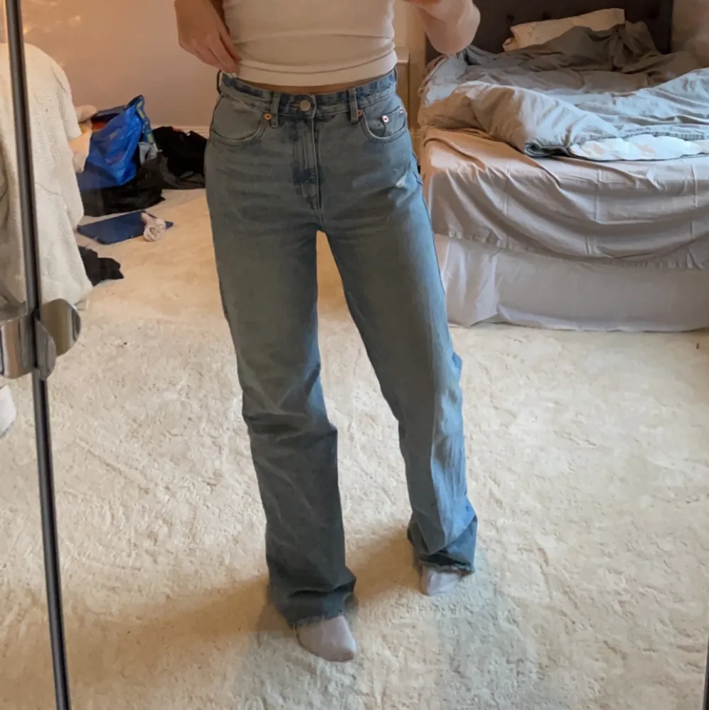 Intressebolag på mina älskade blå jeans från pull&bear. Tyvärr används det inte lika mycket som jag skulle vilja göra då de är lite för stora för mig. De är i storlek 38. Jag är 173 och de är lite långa för mig, men det går ju lätt att sy upp eller klippa efter vad man själv vill ha. 250kr+ frakt då de är i bra kvalitet. . Jeans & Byxor.