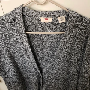 Levis tröja  - Levis tröja/ cardigan i ny skick  